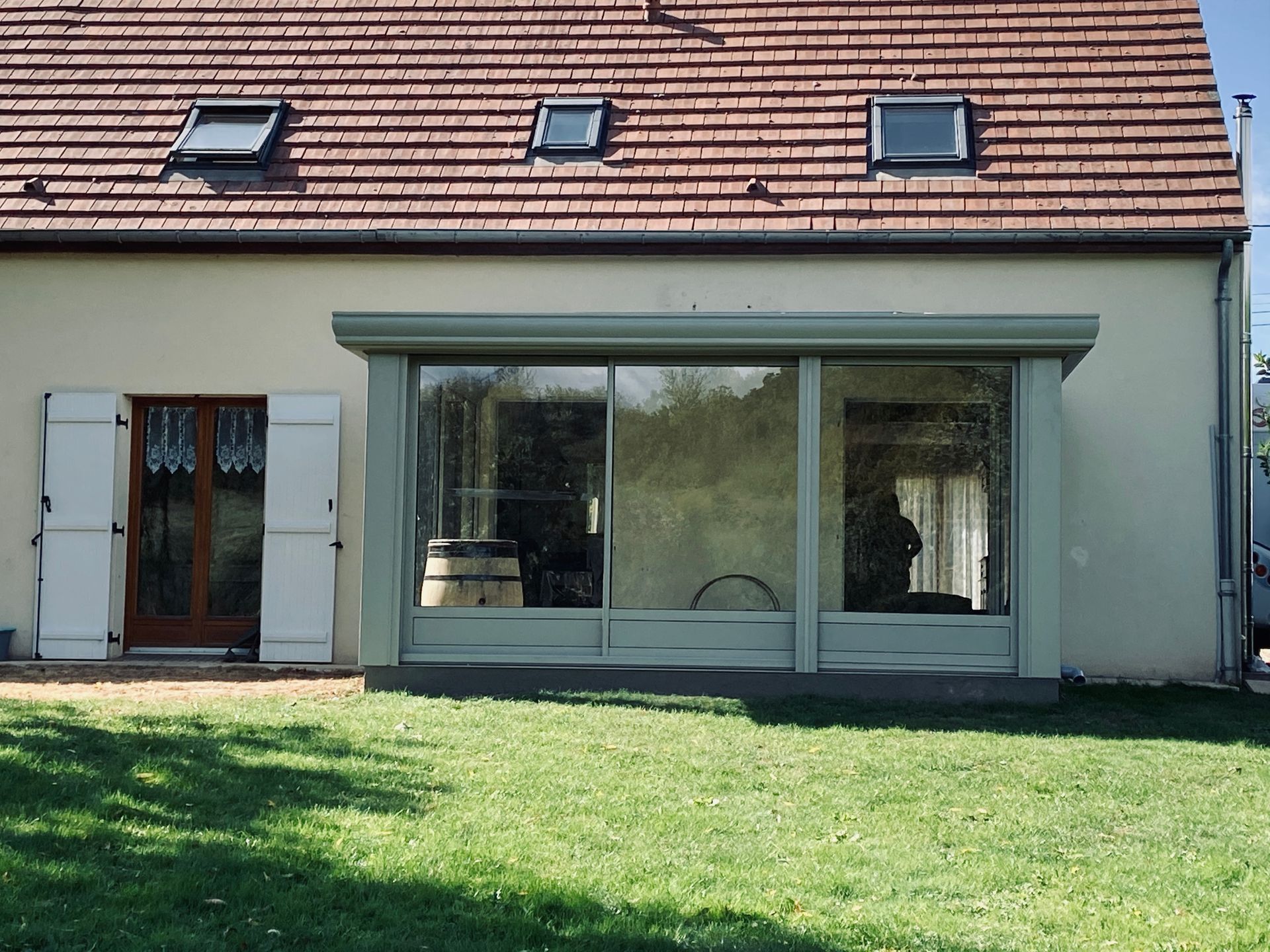 Une véranda de couleur grise.