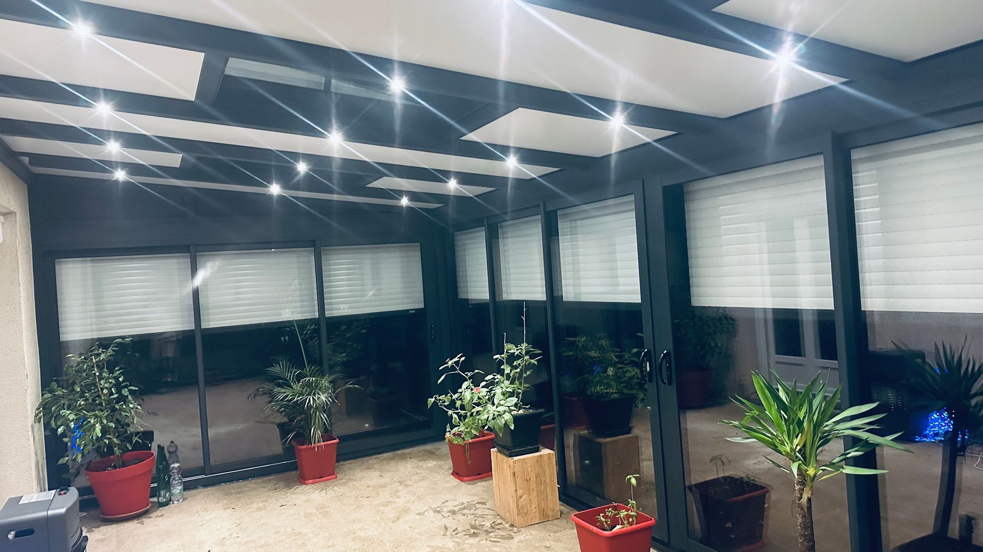 Une véranda avec l'éclairage.