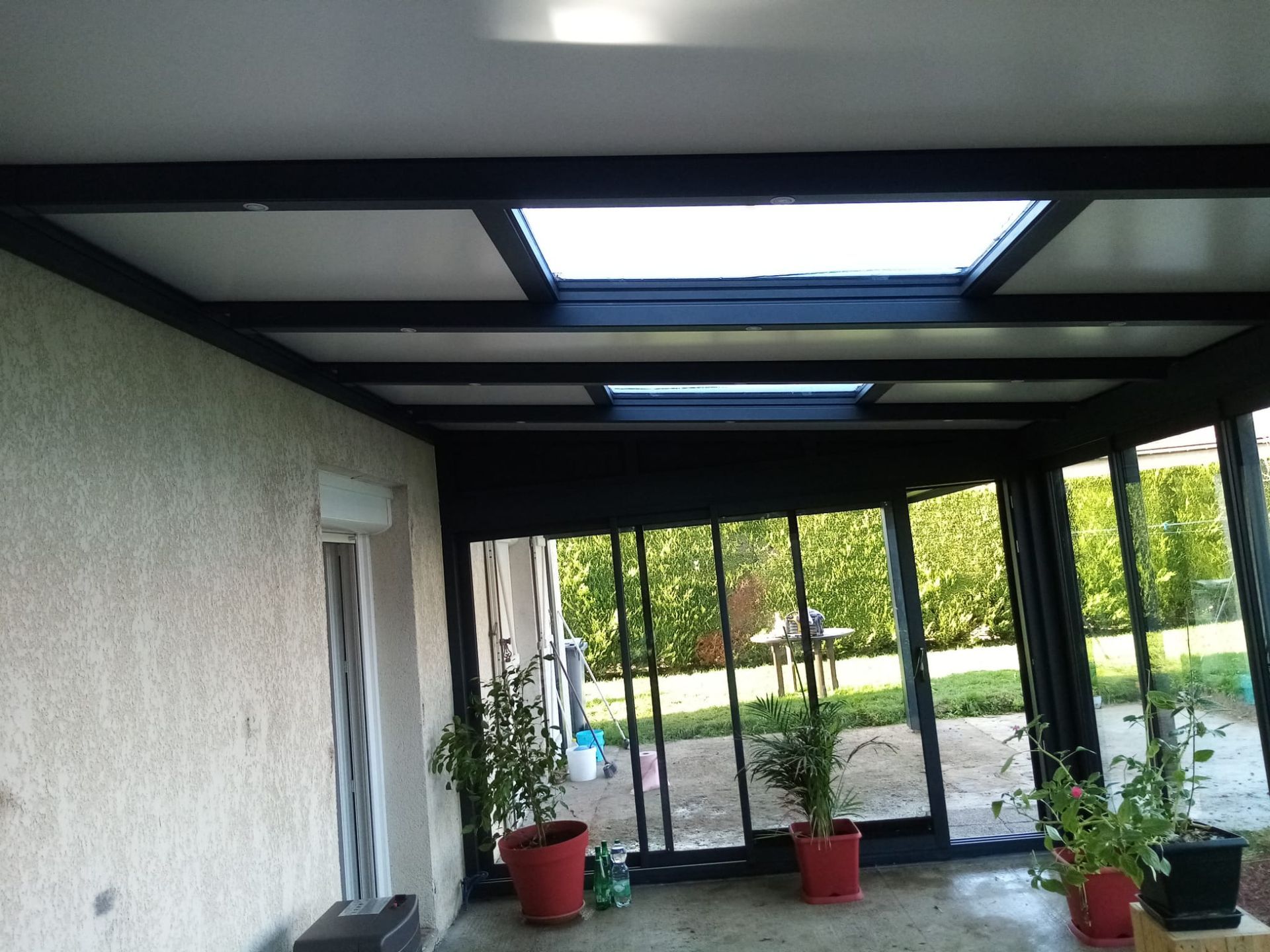 Vue de l'intérieur d'une véranda.