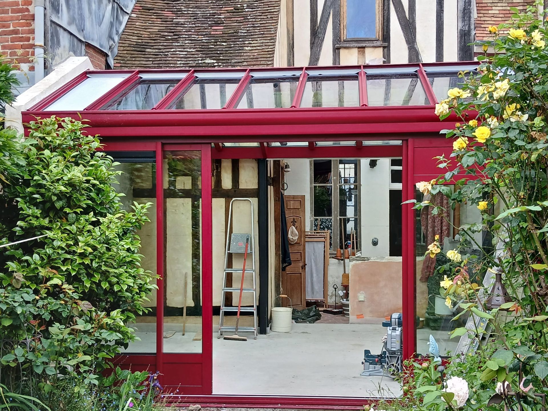 Véranda en aluminium de couleur rouge.