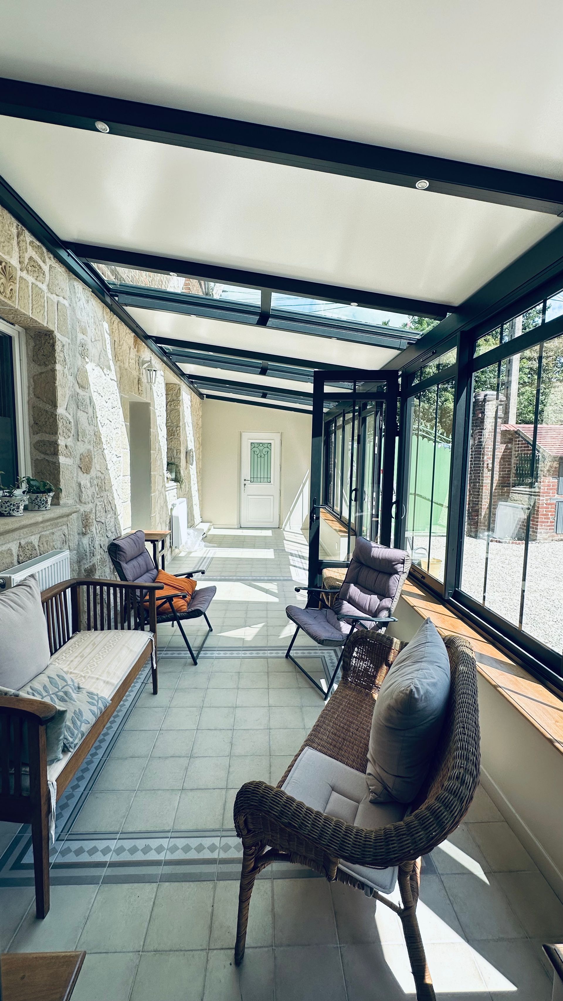 L'intérieur d'une véranda avec la structure en aluminium.