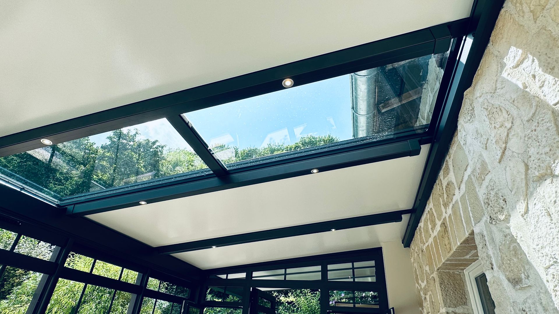 Vue sur le toit d'une véranda de l'intérieur.