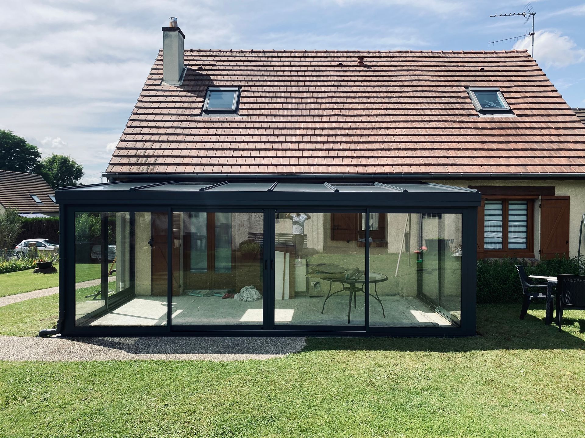 Une pergola moderne avec le toit plat.