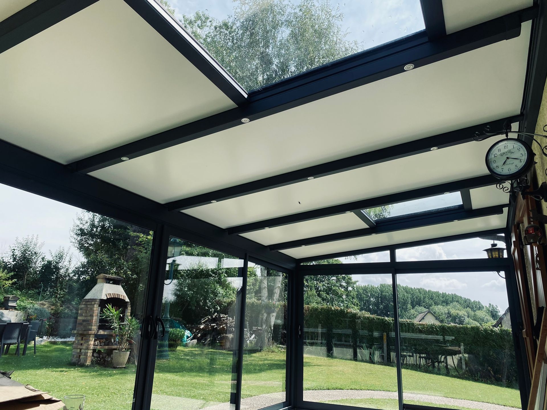 Le toit d'une véranda avec les parties vitrées.