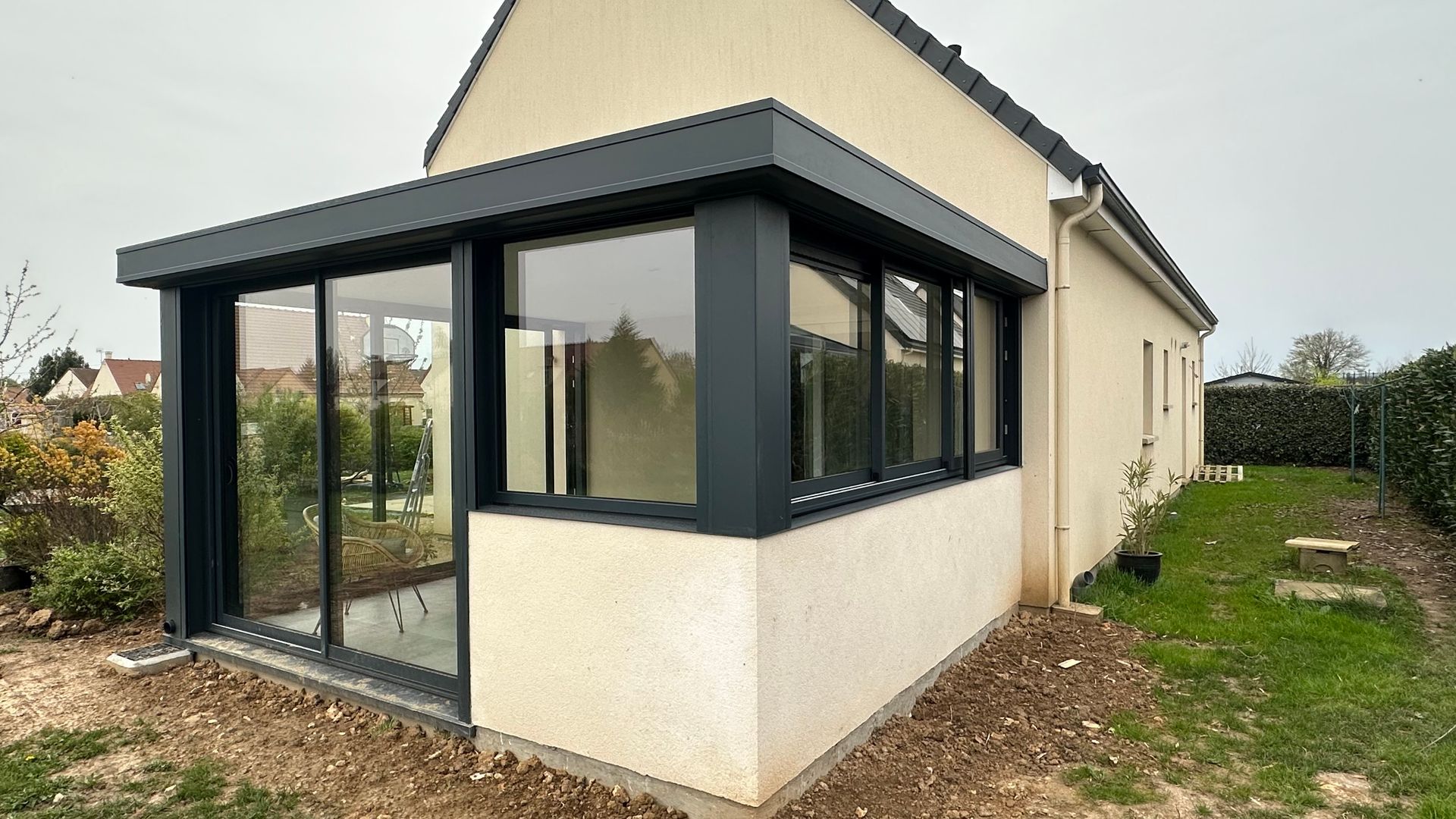 Véranda moderne, vue de l'extérieur.