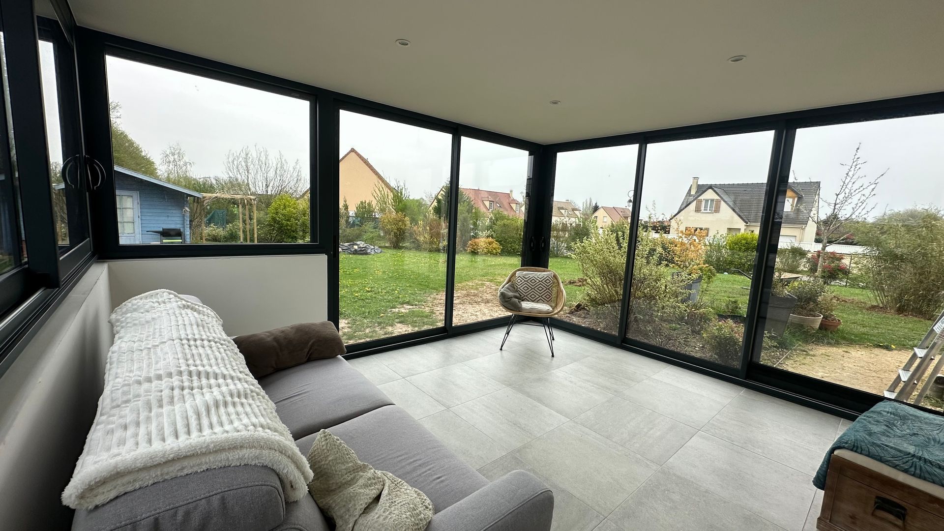 Véranda moderne, vue de l'intérieur.