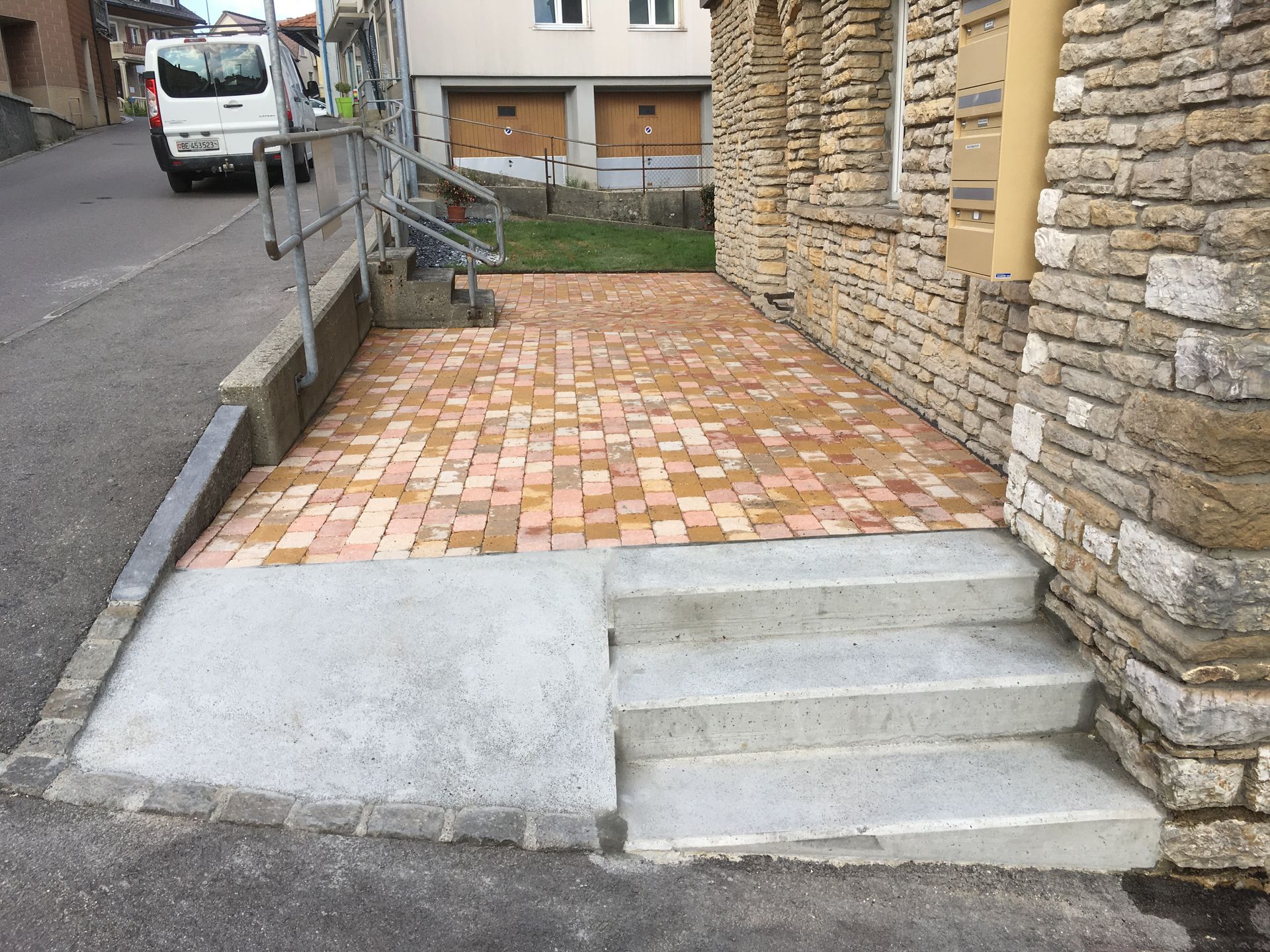 Comparaison de rénovations de pièces : transition entre un mur de briques brutes et un plafond en béton, et un parquet fini, des murs peints et des meubles.