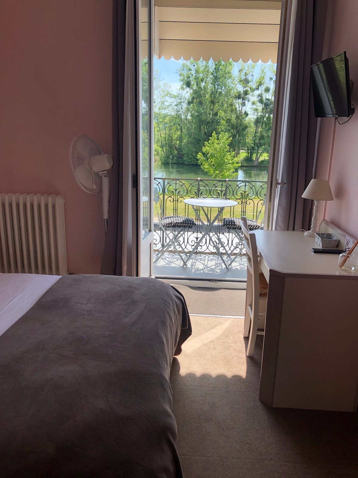 Une chambre d'hotel avec balcon.