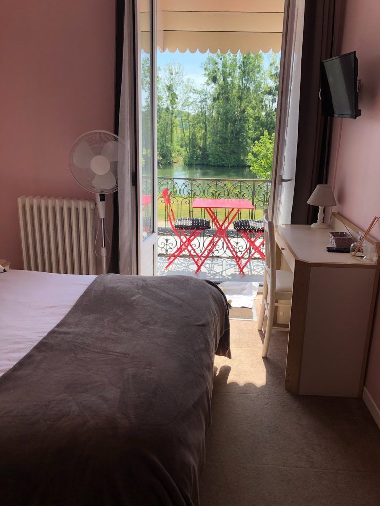 Lit double dans une chambre à proximité d'une fenêtre 04.