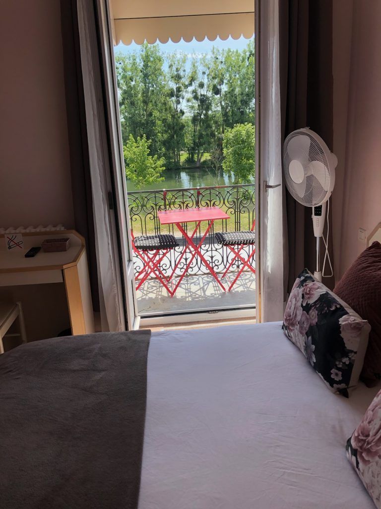 Lit double dans une chambre à proximité d'une fenêtre 03.