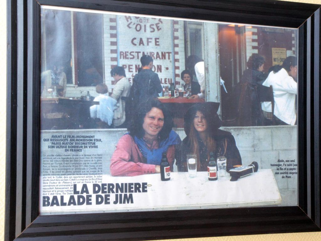 Deux personnes à une table dans un extrait d'un journal papier encadré. 