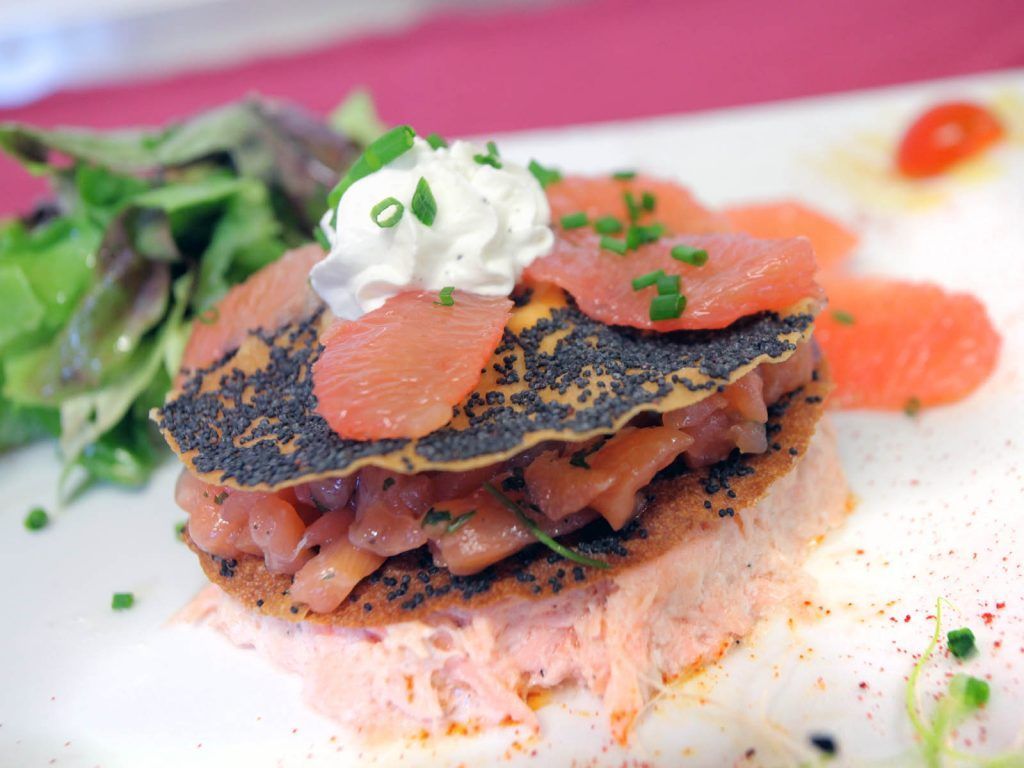 Un plat de saumon dans un croquant.