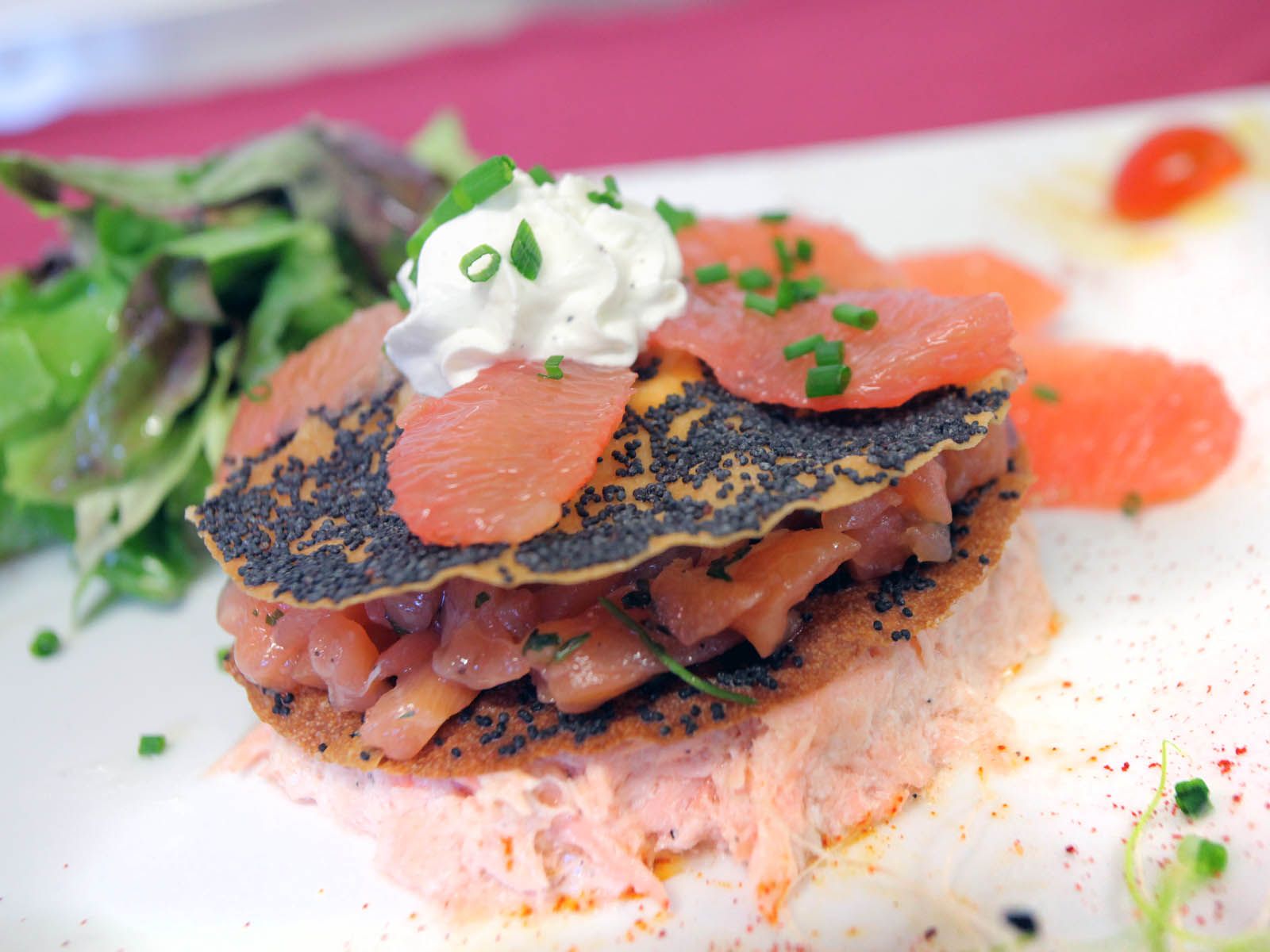 Un plat dressé avec du saumon.
