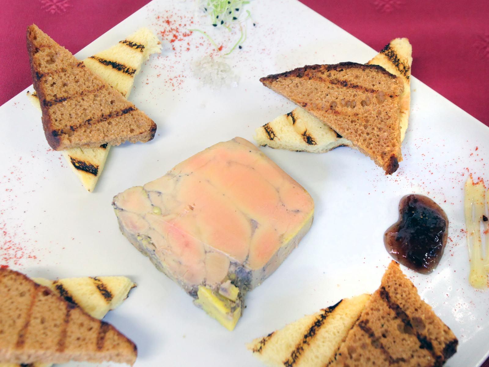 Du saumon accompagné de ses toasts.