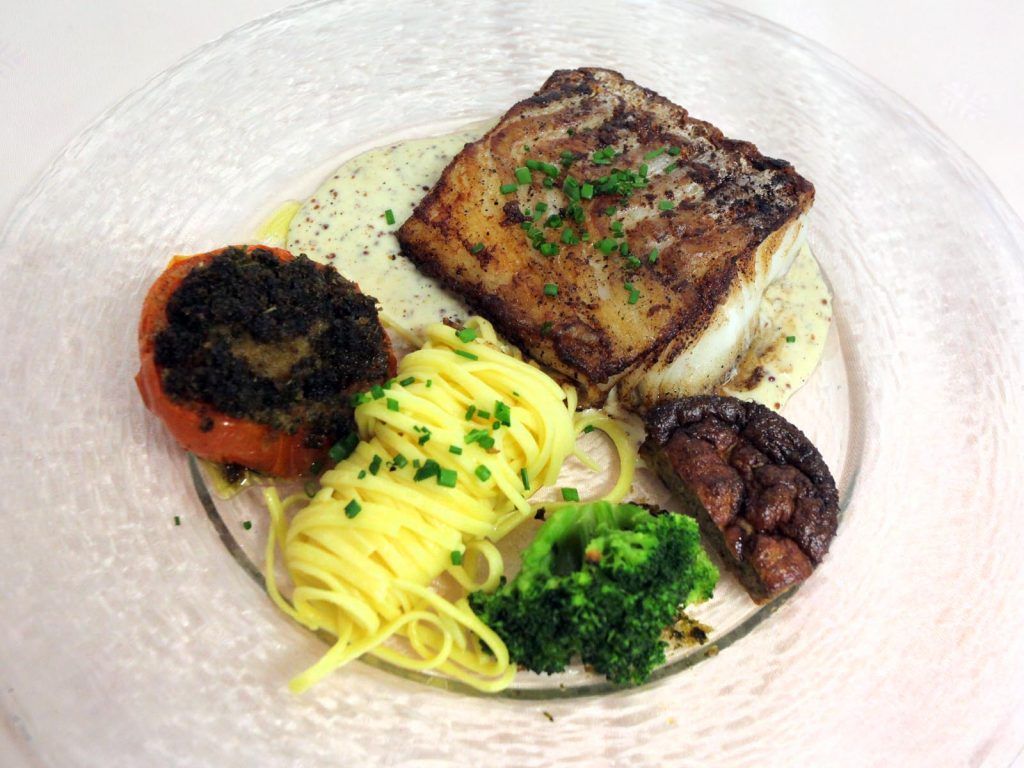 Un plat cuisiné dans une assiette.