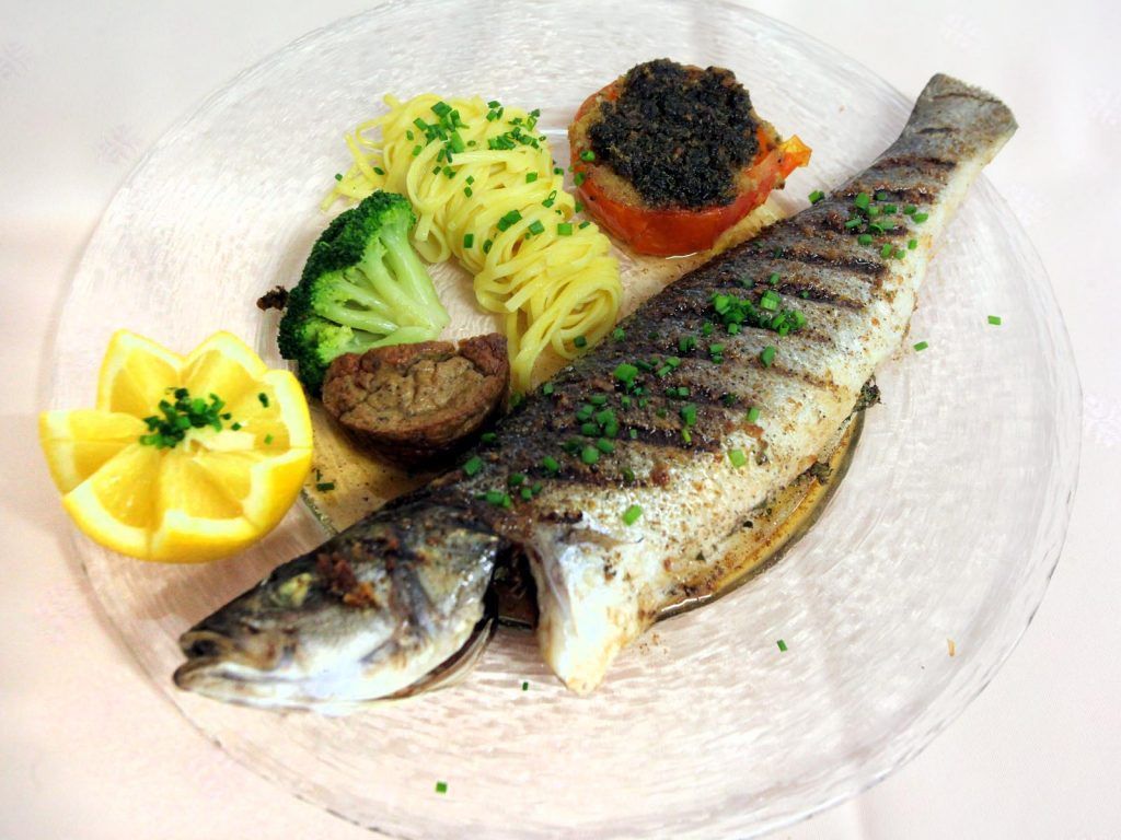 Un poisson cuisiné dans une assiette.