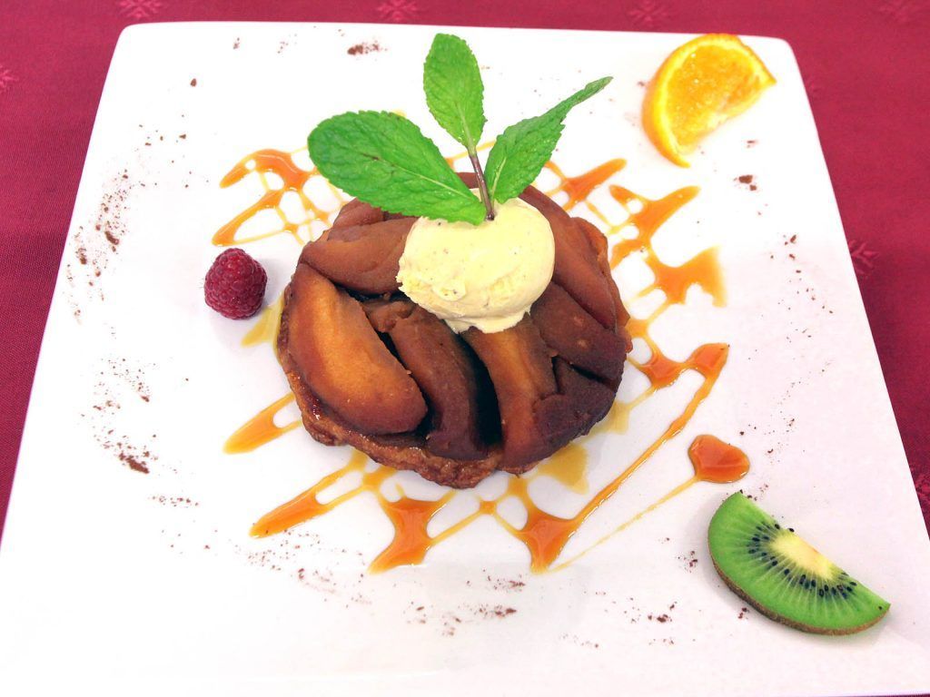 Un dessert aux pommes.