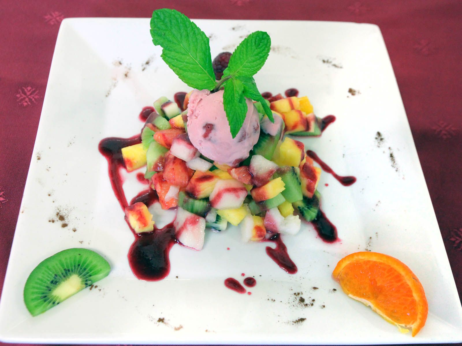 Un dessert coloré fruité.