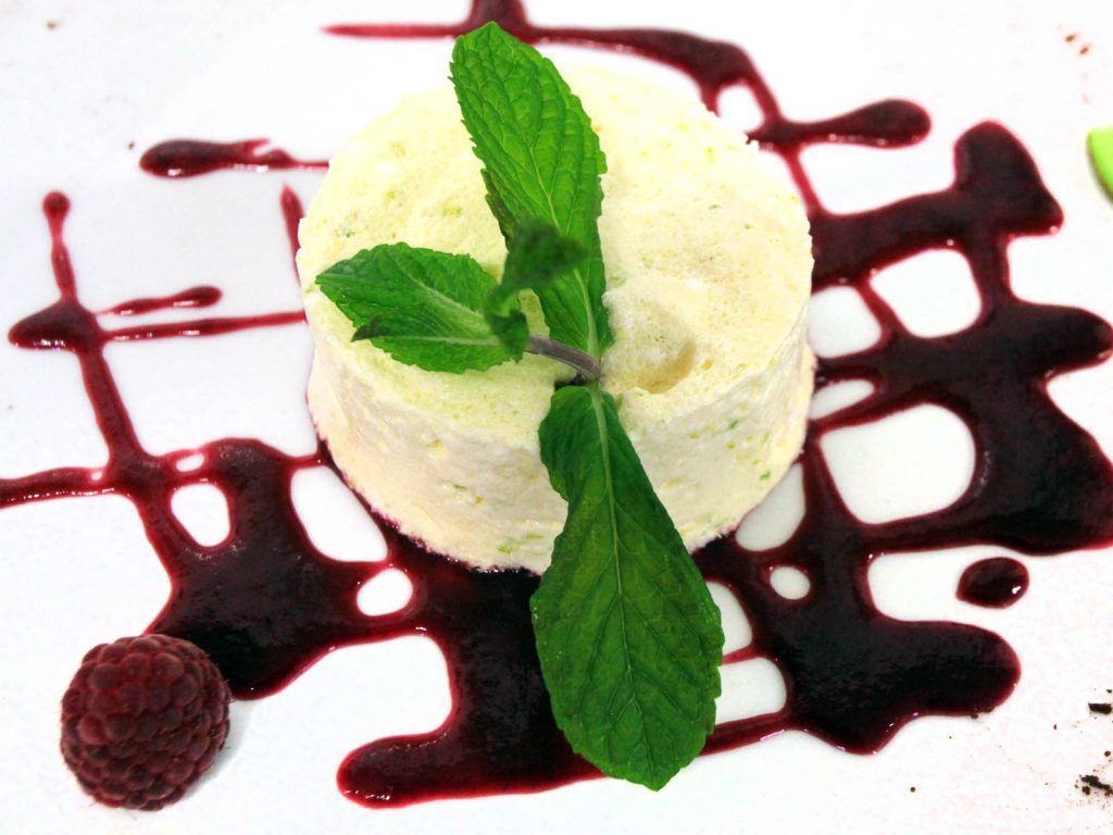 Un dessert en forme de cylindre nappé d'un coulis.