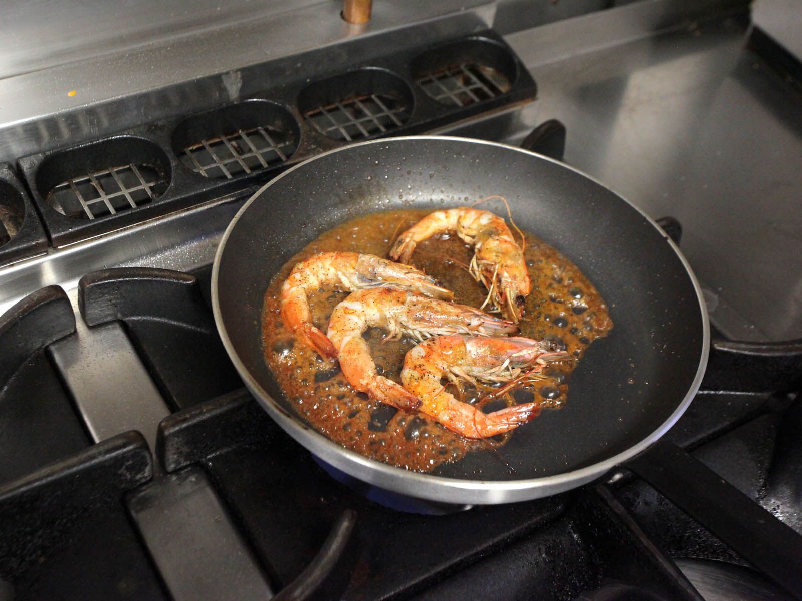 Des crevettes dans une poele.