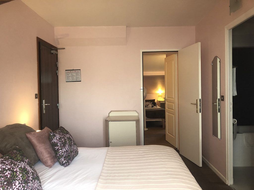 Intérieur d'une chambre avec un grand lit.