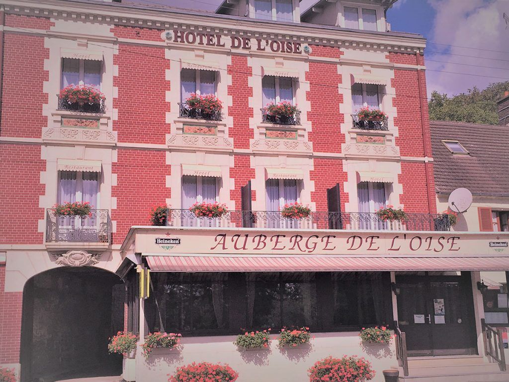 Le batiment de l'hôtel de l'Oise aux mur en briques rouge.