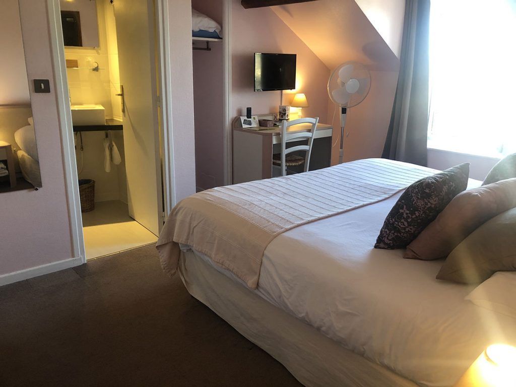 Intérieur d'une chambre avec un lit double.