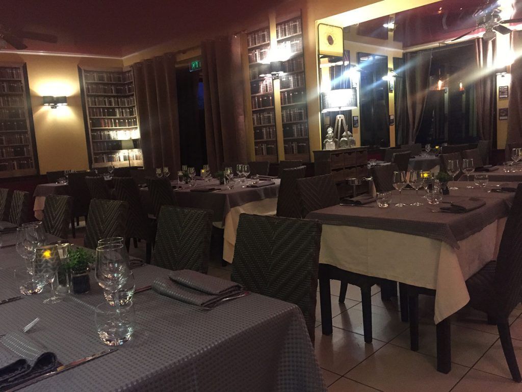 Une grande salle remplit de tables de restaurant 02.