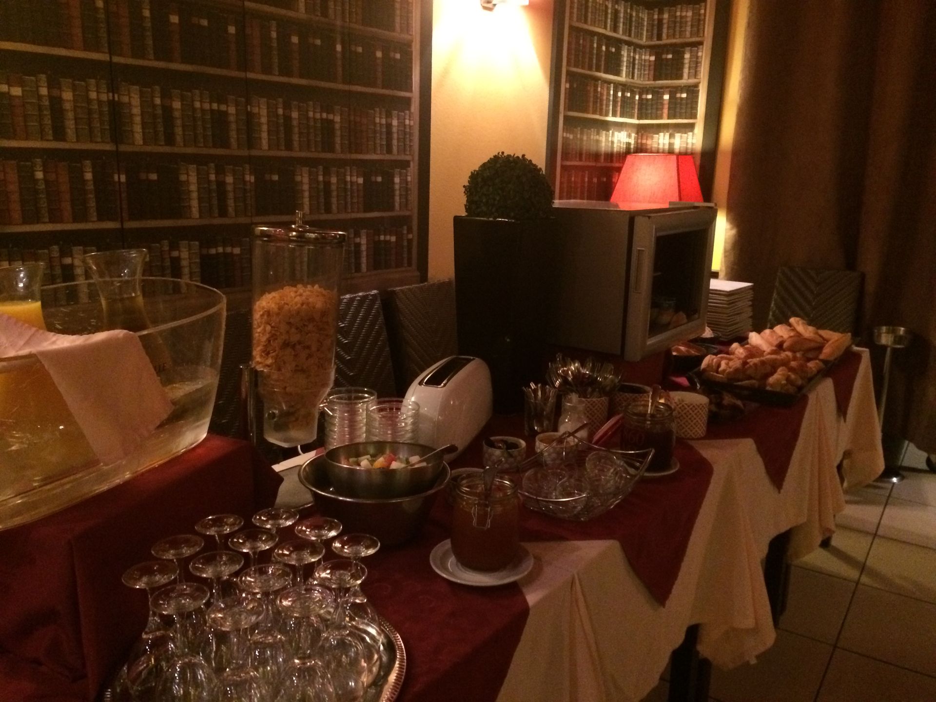 Table avec petit déjeuné dans un restaurant.