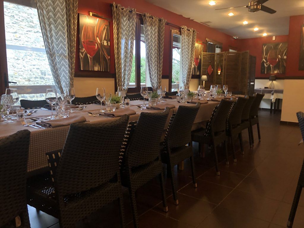 Une grande salle remplit de tables de restaurant 03.