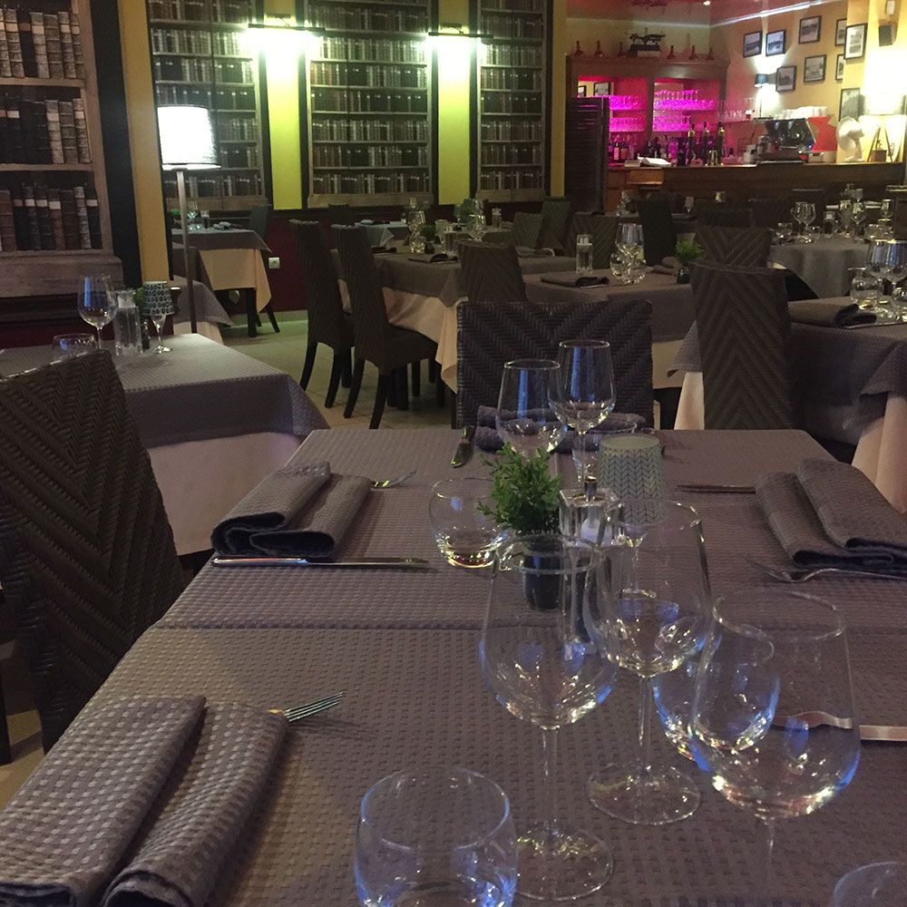 Plusieurs tables d'un restaurant le soir.