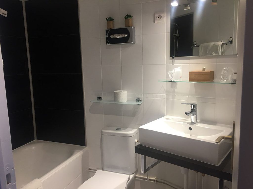 Intérieur d'une salle de bain 01.