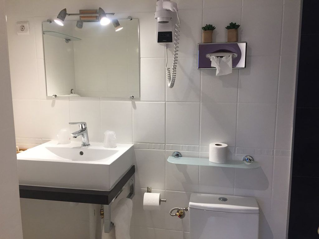 Intérieur d'une salle de bain 02.