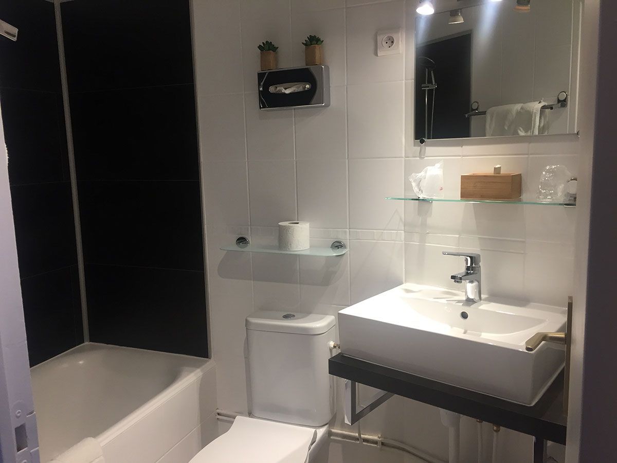 Une petite salle de bain avec baignoire.