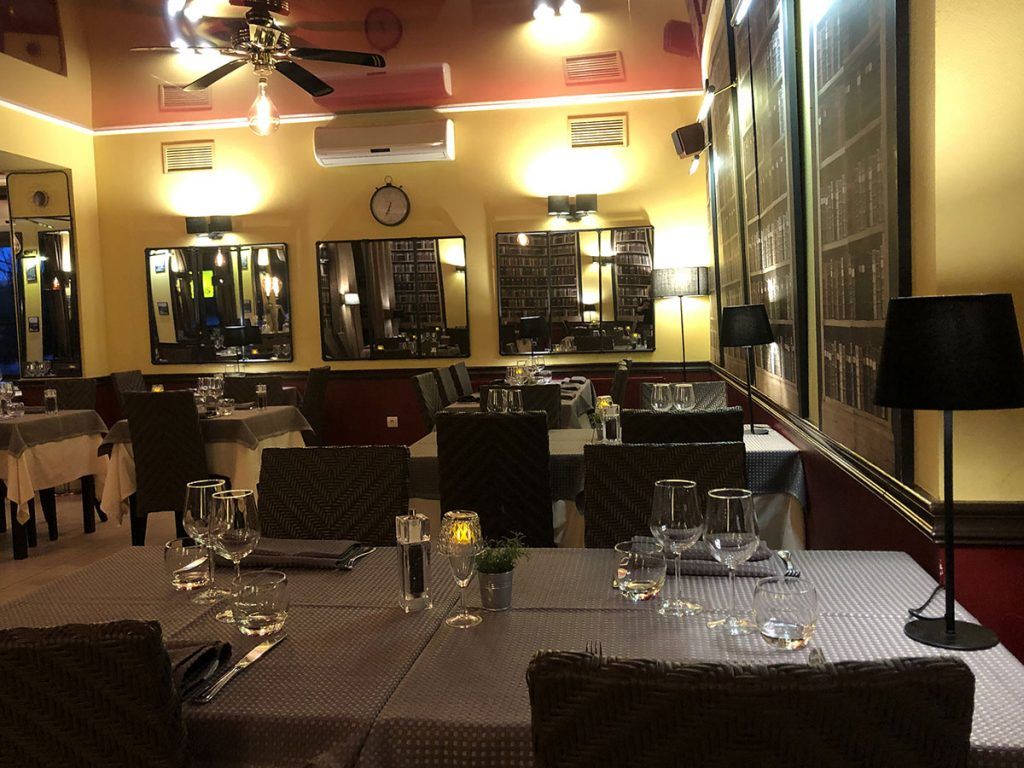 Une grande salle remplit de tables de restaurant 04.