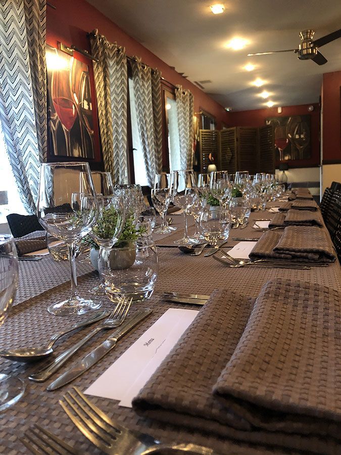 Plusieurs verres sur une table dressée.