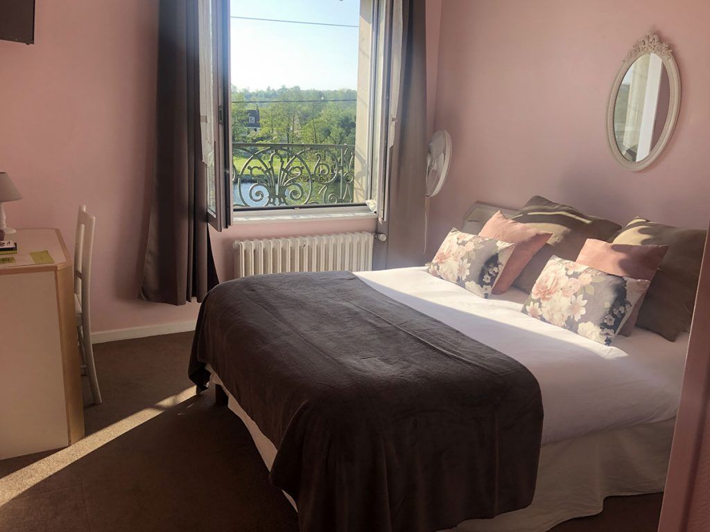 Lit double dans une chambre à proximité d'une fenêtre 07.