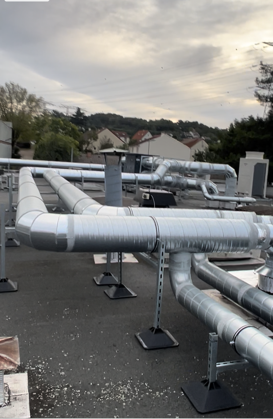 Tuyaux de ventilation sur un toit industriel.