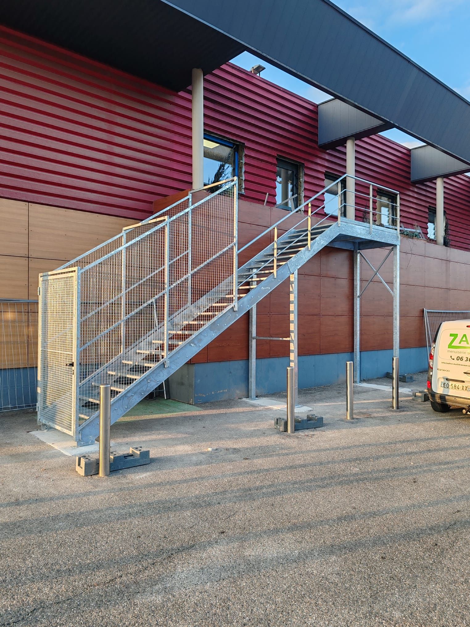 Escalier métallique pour l'accès à l'extérieur d'une grande surface