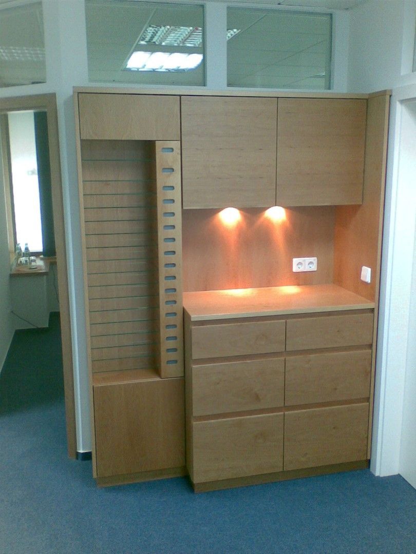 Schrankwand von Holz und Form Spiegelhalter in Oberried