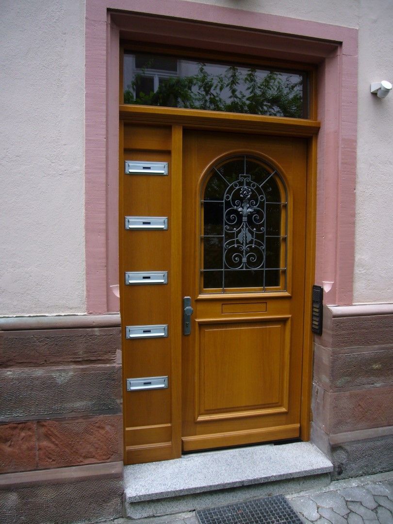 Eingangstür von Holz und Form Spiegelhalter in Oberried