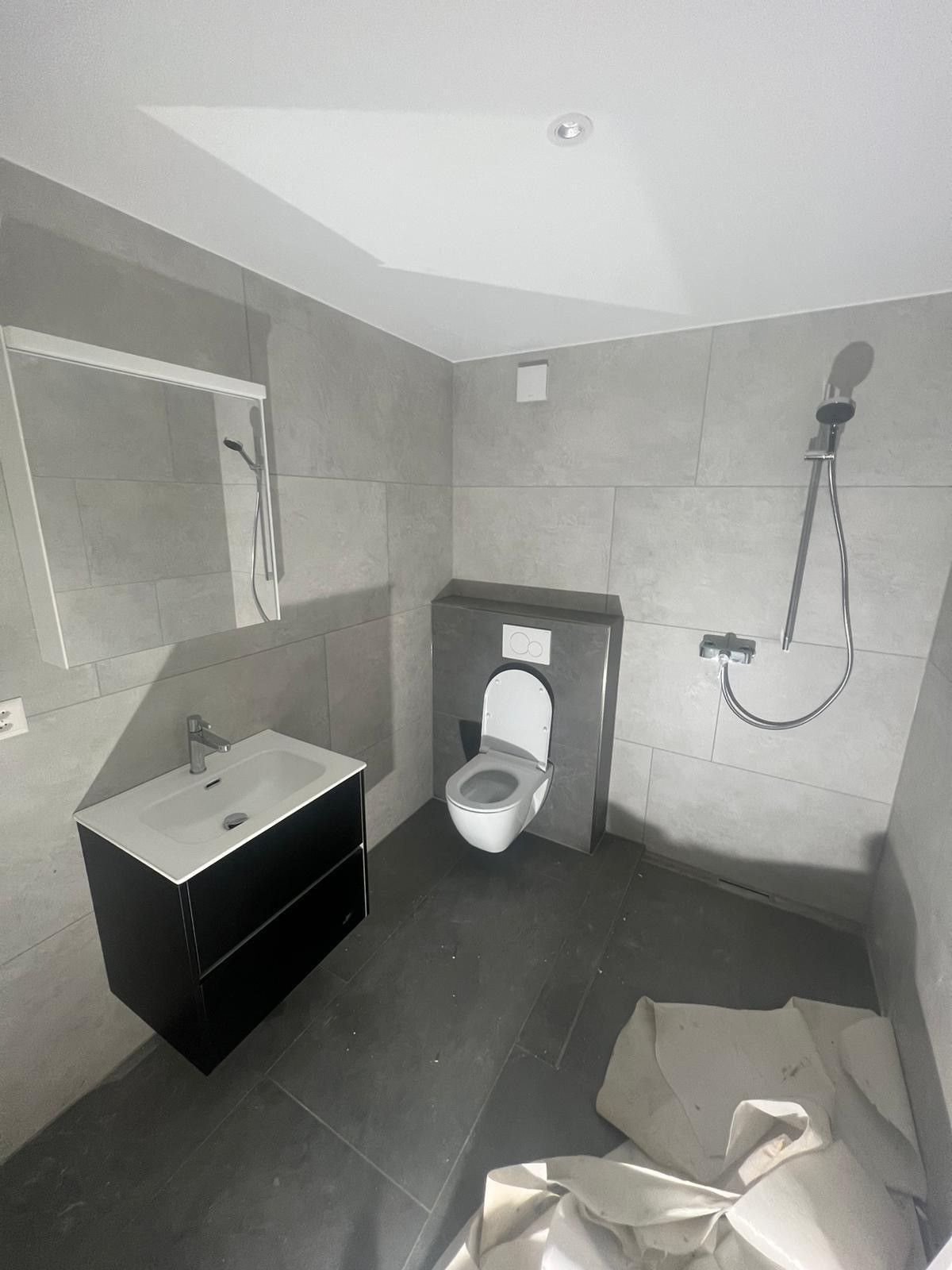 Une salle de bain en cours de réalisation