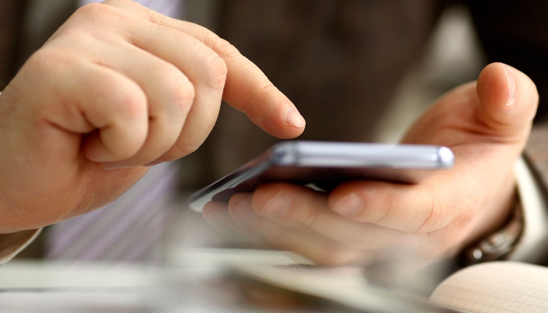 Un primer plano de una persona usando un teléfono celular.