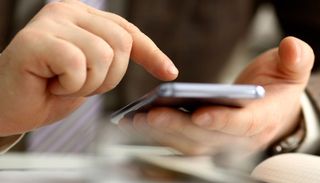 Un primer plano de una persona usando un teléfono celular.