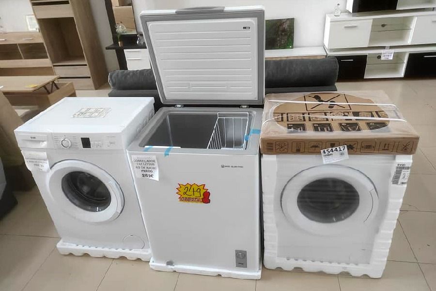 Una lavadora y una secadora están una al lado de la otra en una habitación.