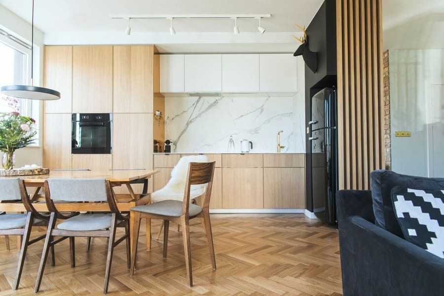 Hay una mesa de comedor y sillas en la cocina.