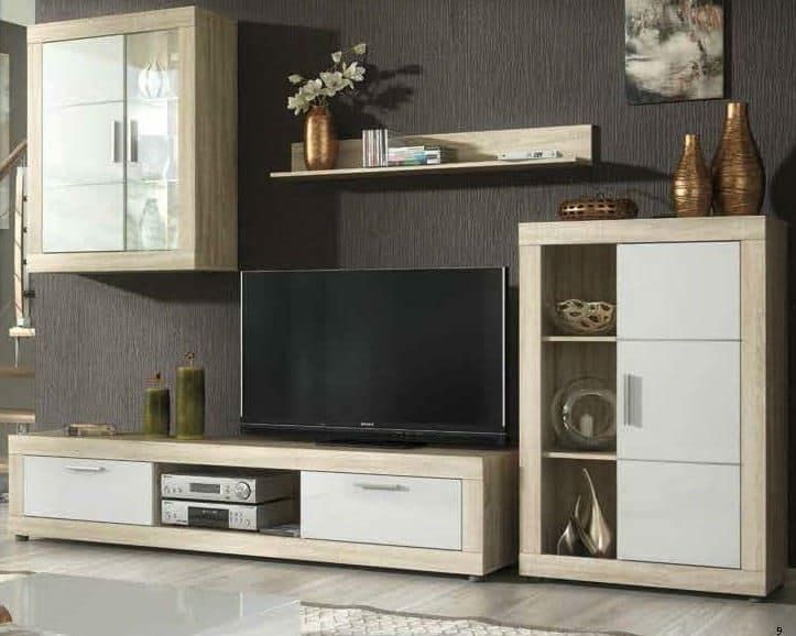 Una sala de estar con un televisor de pantalla plana sobre un soporte.