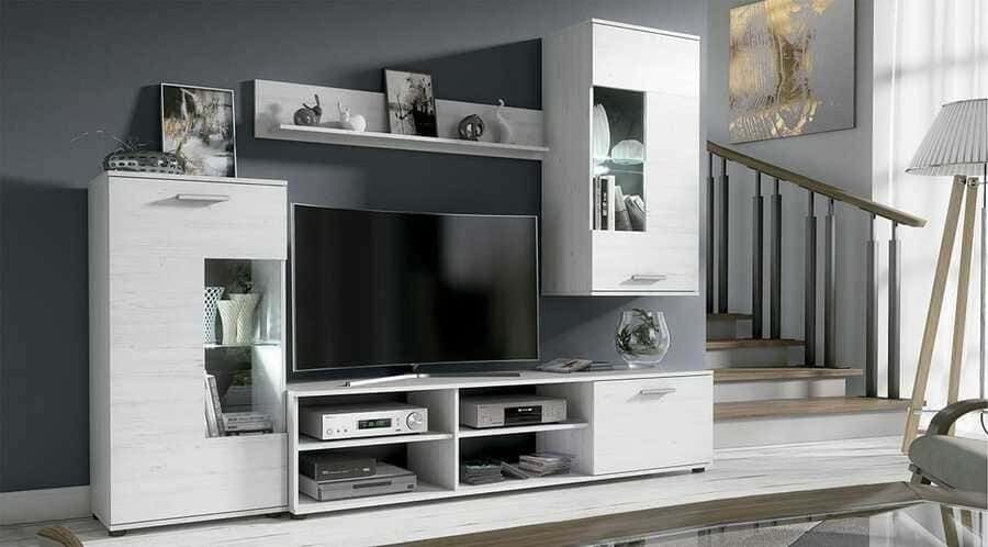 Una sala de estar con un televisor en un soporte y escaleras.