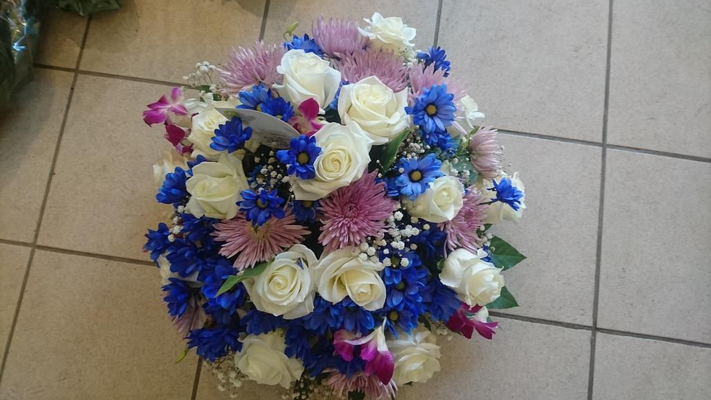 Bouquet de fleurs bleues et blanches