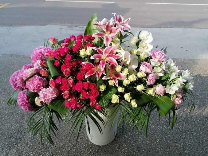 Bouquet de fleurs rouges pour deuil